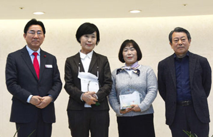 (왼쪽부터) 박경귀 시장과 아산향토문학상 수상자, 아산문학상 수상자, 아산문학상 대상 수상자