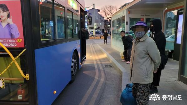 ▲ 3월 30일 오후 7시. 당진 성모병원 앞 버스정류장 앞에 어르신들이 약속이라도 한듯 버스가 오는 방향을 일제히 쳐다보고 한참을 서 계셨다. 