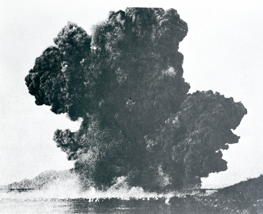 6.25 전쟁 당시 미군이 금강 방어를 위하여 1950년 7월 12일 충남 공주에서 금강철교를 폭파하는 광경.  
