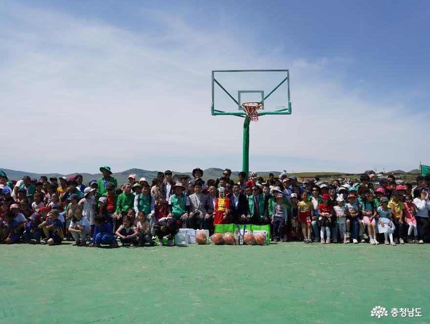 충남 청양군새마을지회, 몽골 아이들에게 농구장 선물 사진