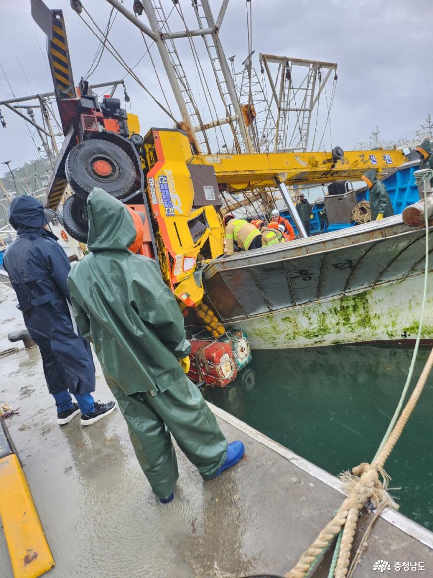 지난달 29일 근흥면 신진항에서는 그물 양육 작업 중이던 25톤급 크레인이 해상으로 추락했다. 