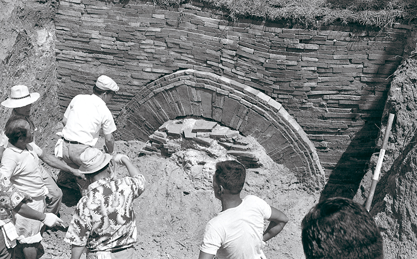 1971년 7월 무령왕릉 발굴 당시 조사단원들이 벽돌 제거 작업을 하고 있다. /충남역사문화연구원