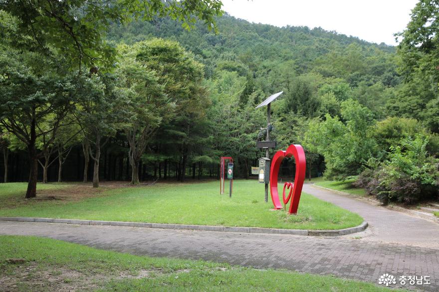 조선의 역사에서 궁궐이 될 수 있는 신도안과 괴목정공원 사진