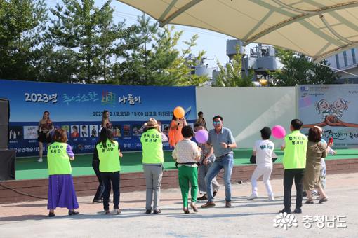 한국공연예술가협회 당진지부(지부장 유난이)가 ‘2023년 추억소환 興 나들이’ 행사를 지난 2일 삽교호 야외공연장에서 개최했다. 