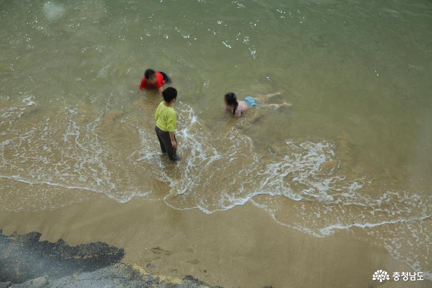 해수욕을 즐기는 아이들