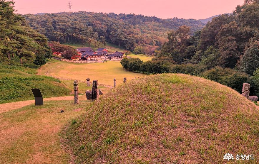 충남 서천군 이색의 묘에서 바라본 문헌서원 전경.