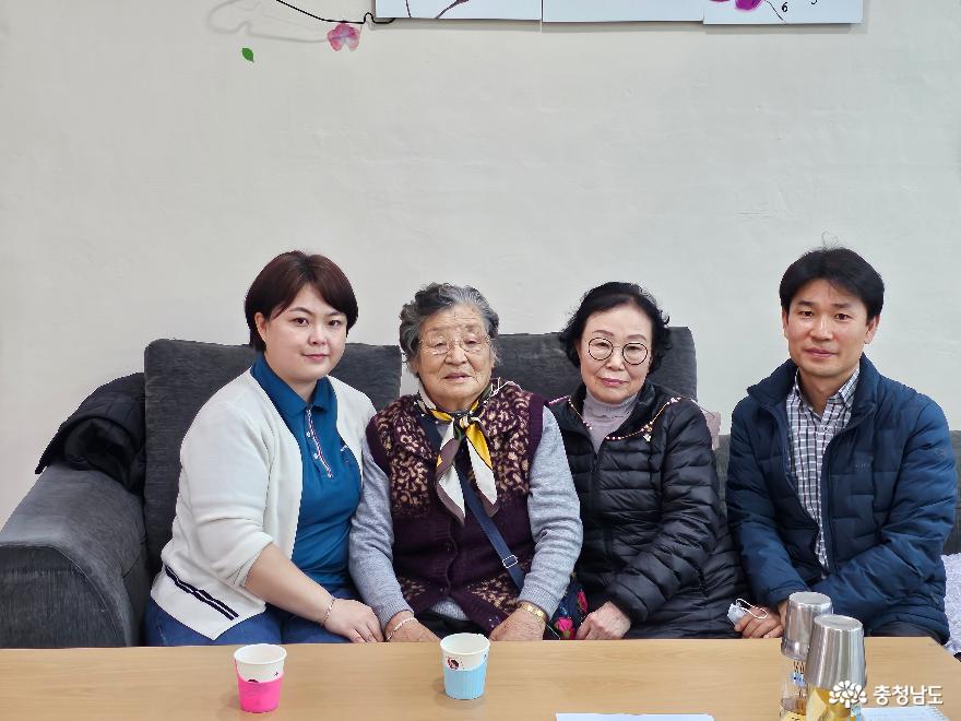 (왼쪽부터) 김미 센터장, 이정희, 이외선, 명상필 논산시 복지정책과 주무관