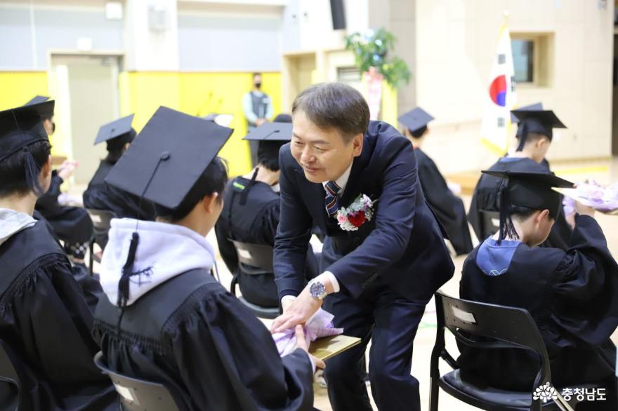 김흥석 교장이 따뜻한 환영의 말로 졸업생들을 맞이하고 있는 모습.