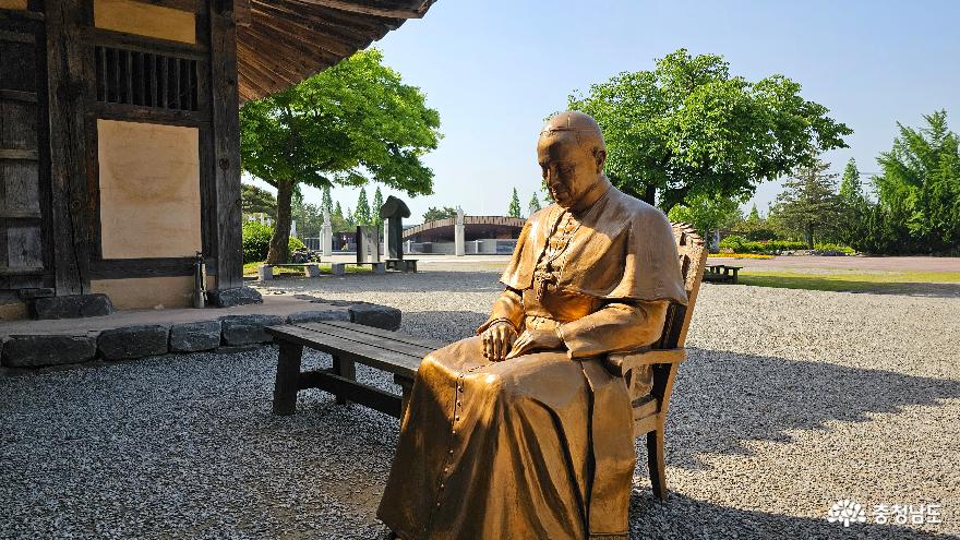 김대건 신부 생가에서 기도하는 프란치스코 교황 동상