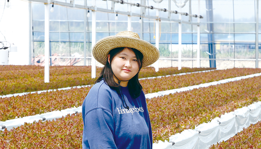 파머스트루 권진실 대표가 스마트팜에서 재배하는 꽃상추 생장 상태를 살펴보고 있다.