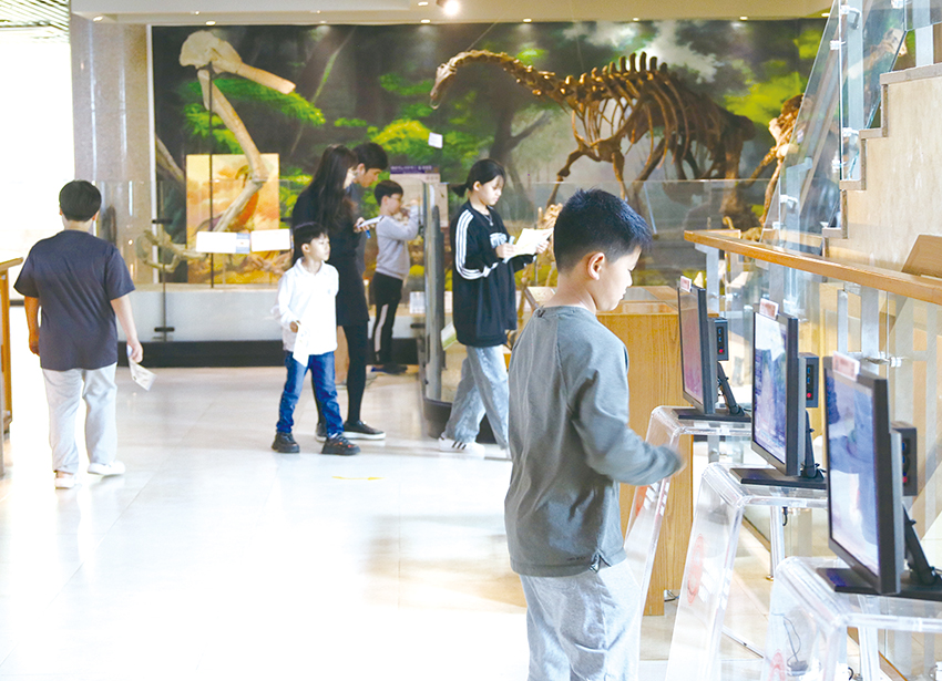 박물관 내에 비치된 미션지와 영상물을 활용하는 어린이 관람객들.