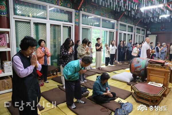 송악읍 가학리 오룡산 인근에 자리한 대성사에서 석가탄신일을 맞아 지난 15일 봉축 행사를 열었다.