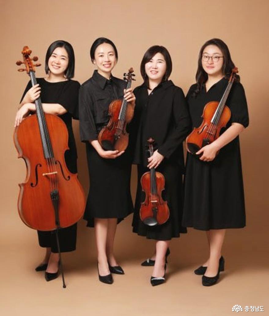 모데라토 단체 사진. 사진 왼쪽부터 첼로 최연선, 바이올린 김안나, 비올라 이예지, 바이올린 김선미 연주자.