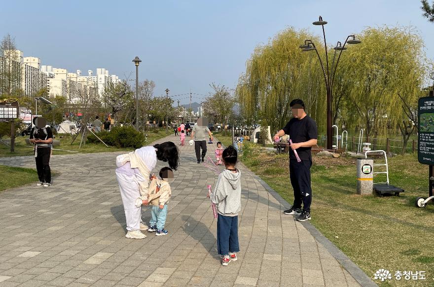 천안 신방공원 산책로변 운동시설과 시민들.
