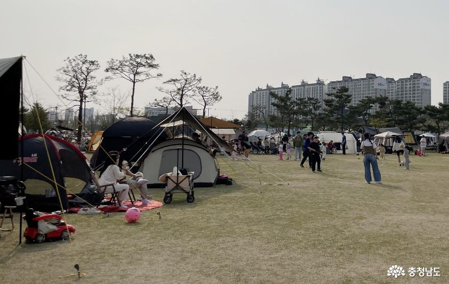 천안 시방공원 잔디광장 텐트촌.