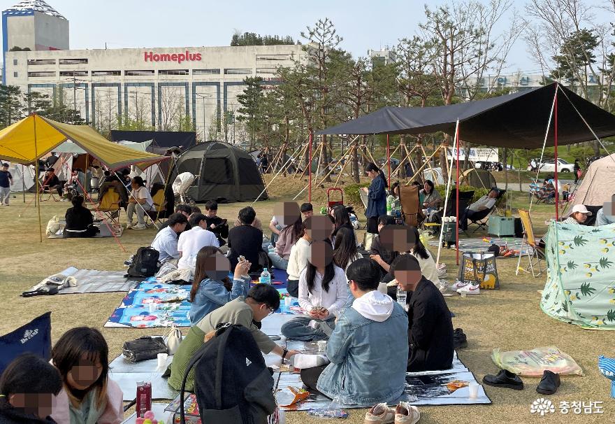 천안 신방공원에서 피크닉을 즐기는 시민들 2.