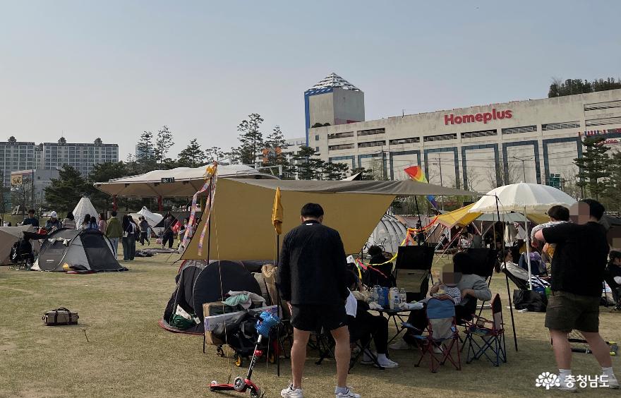 천안 신방공원에서 캠프닉(캠핑+피크닉)을 즐기는 시민들.
