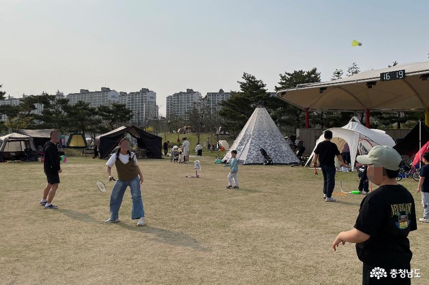 천안 신방공원 잔디광장의 캠프닉 풍경.