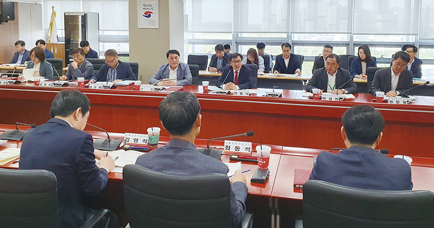 석탄화력 폐지 대응 전담팀 회의에 참석한 관계자들이 의견을 나누고 있다.