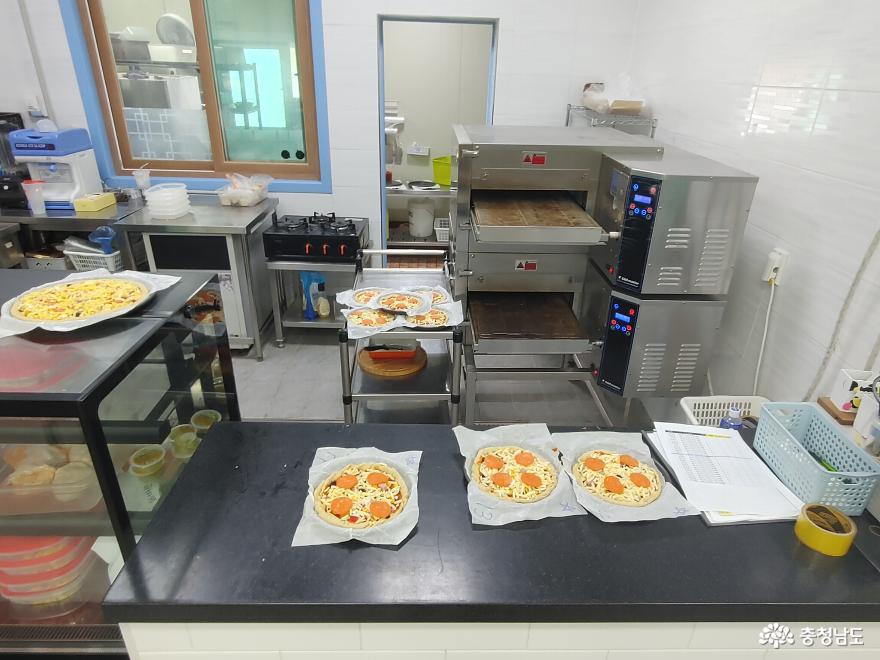 천안 ‘맘맘스’에서 피자 만들기와 동물 먹이 주기 체험까지 한 번에! 사진