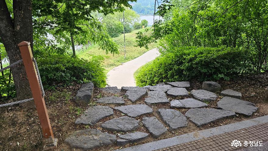 천호지 근린공원 초록마당으로 향하는 계단