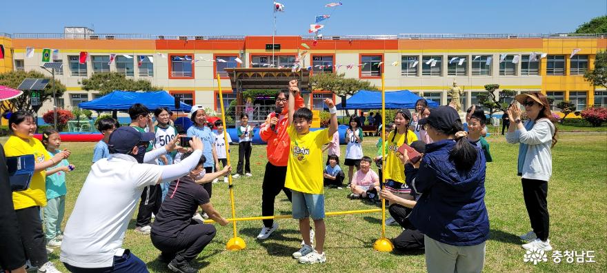 운곡초 학생들이 체육대회 경기에 참여하고 있다