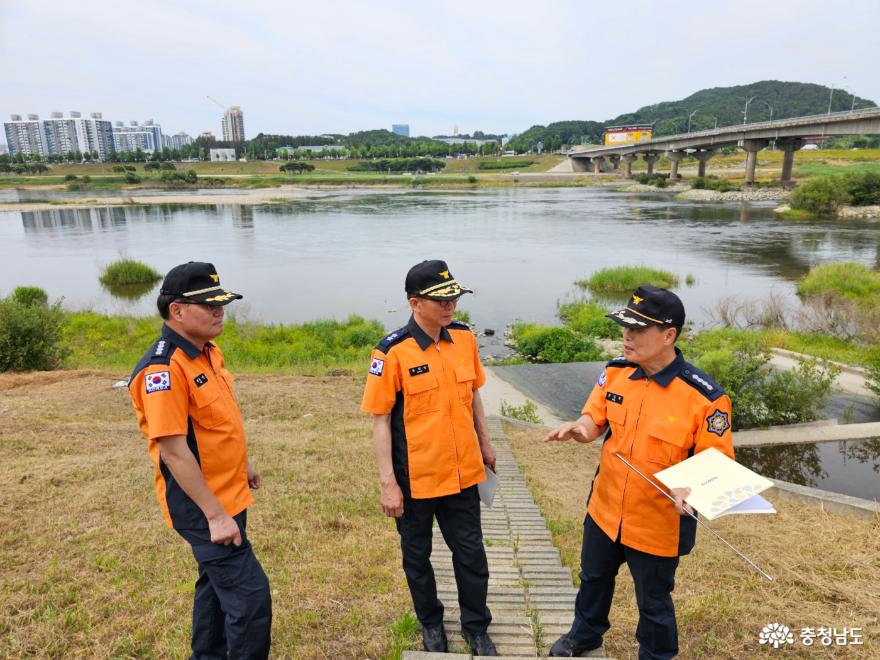 권혁민 소방본부장(사진 가운데)이 공주시 옥룡동 일대 취약지역을 점검하고 있다.