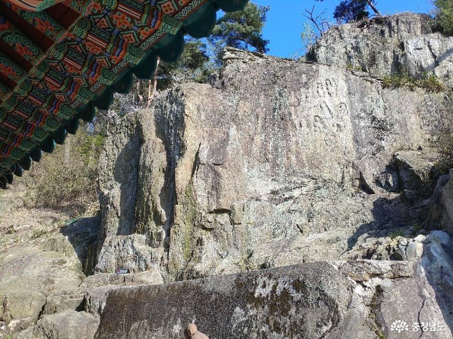 암벽에 석가삼존과 16나한을 부조한 문화재 있는 사진