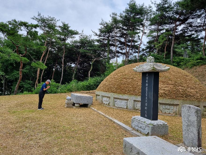 영규대사 묘 앞에서 고인의 극락왕생을 비는 홍경석 기자