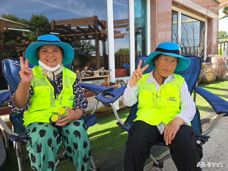왼쪽부터 김순자(70) ,이여월(84) 어르신. 두 어르신은 노인일자리사업으로 매월 10일 오전 3시간 동안 면천면의 거리 청소를 하고 있다.