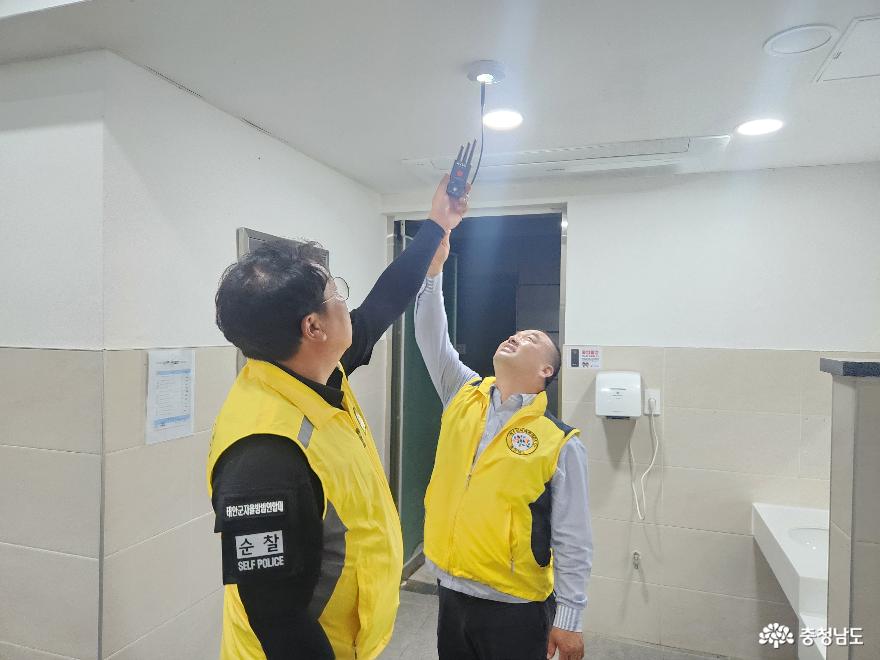 사진은 지난 20일 태안군자원봉사센터와 태안군청소년지킴이단 합동으로 해수욕장을 돌며 공공시설 불법카메라 감지 봉사활동에 나섰다.