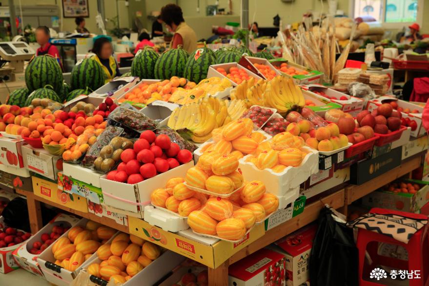 여름 과일들이 잔뜩 있는 서천특화시장