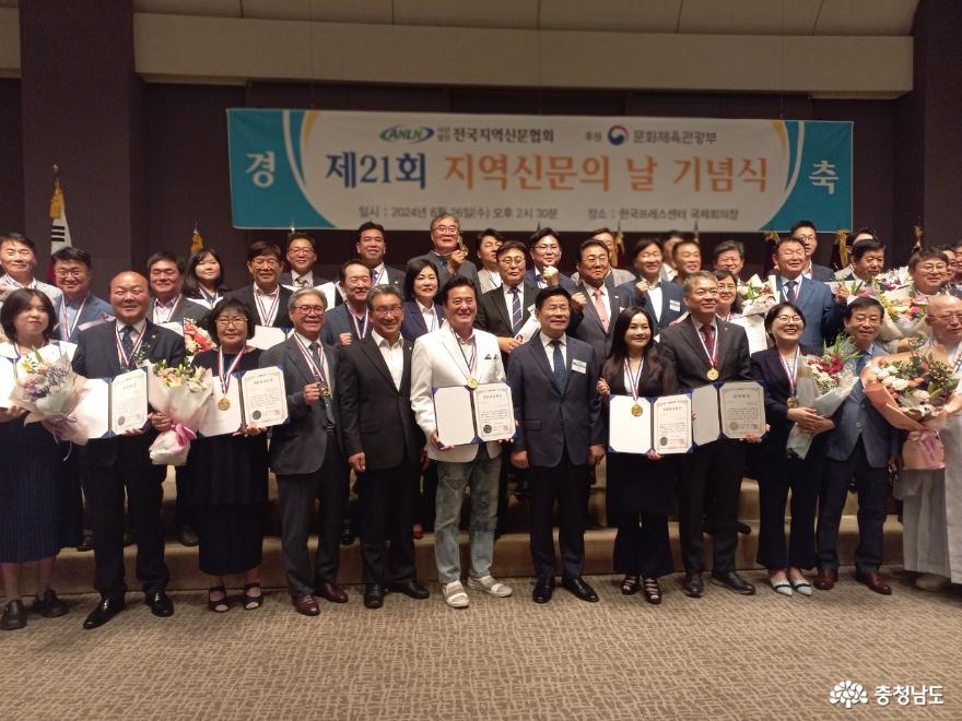 한국프레스센터 국제회의장에서 영광의 전국대상 수상자들.