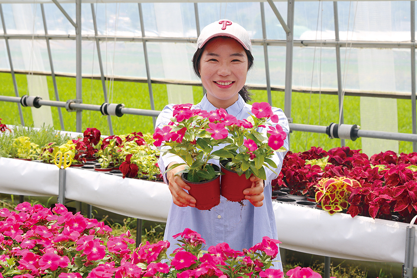 긍정적인 마인드로 무장한 봄봄꽃농원 정유경(38) 대표가 꽃을 들어 보이고 있다.                                               사진/최현진