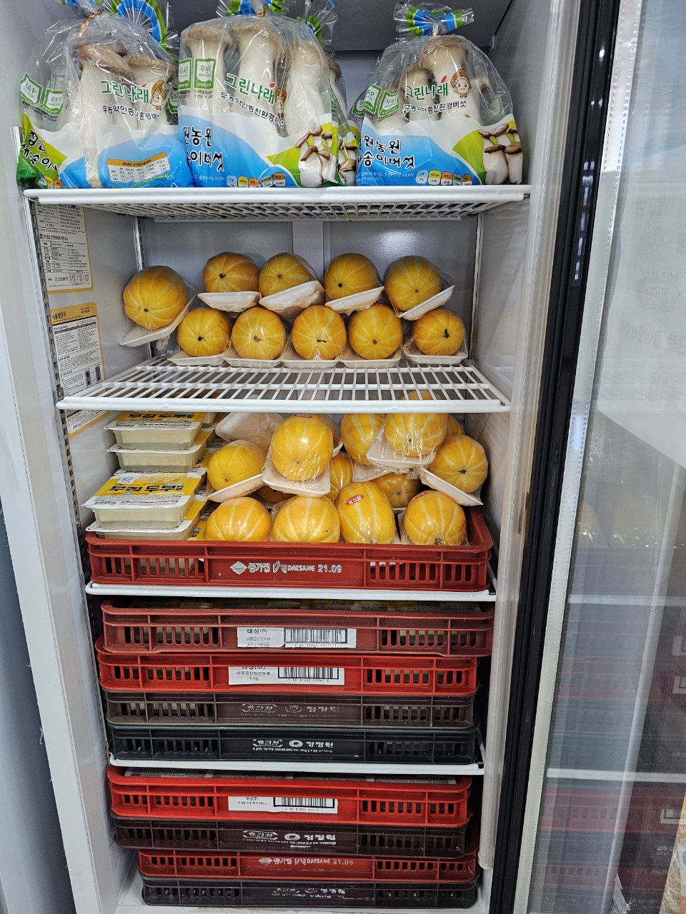 ‘착한 냉장고’에 서해안마트가 기탁한 식품들로 가득 차 있다.