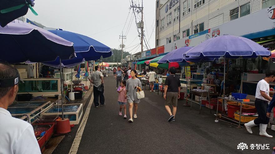 행사장으로 이어지는 공판장 뒤 길