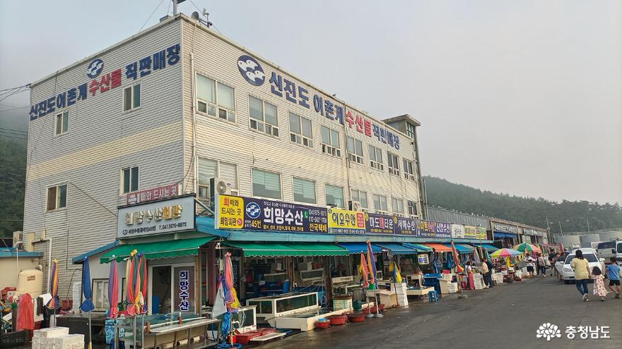 가게들이 모여 있는 수산물 직판장 모습