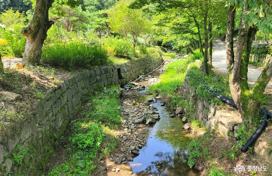 공주 마곡사에는 아기자기한 규모의 계곡물이 흐르는 곳이 여러곳있다.