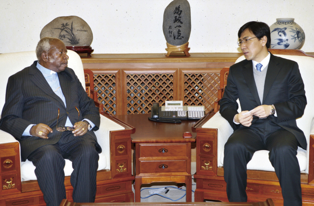 Chungnam Provincial Governor Meets Archbishop Emmanuel Milingo 사진