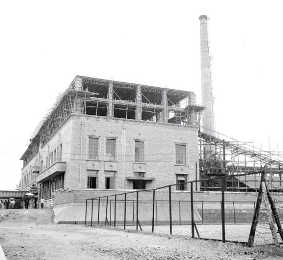 1960년 3층으로 증축공사를 하는 도청의 모습.