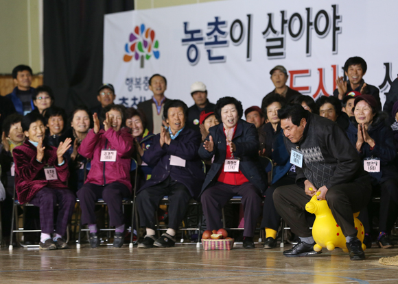 22일 덕산고등학교에 열린 KBS '노장불패' 프로그램 녹화에서 주민들이 게임을 하고 있다. 