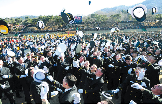 국군의 간성 - 2013년도 장교 합동 임관식이 지난 8일 박근혜 대통령과 안희정 지사 등 주요 인사가 참석한 가운데 계룡시에 위치한 계룡대(육·해·공 3군 본부) 대연병장에서 열렸다. 사진/계룡시 제공