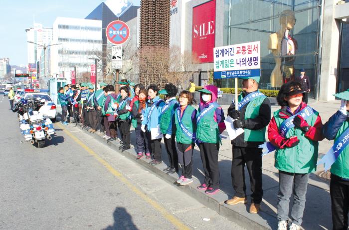 충남교통연수원이 천안시외버스터미널에서 개최한 교통안전 캠페인 모습.