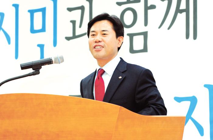 시민사회 정책 컨퍼런스에서 박정현 정무부지사가 축사를 하고 있다.