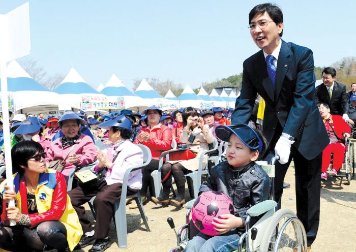 제33회 장애인의 날 행사가 지난 19일 아산 신정호에서 안희정 지사가 참석한 가운데 열렸다.