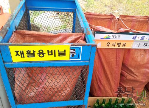 예산군 예산읍의 한 아파트 단지 안에 재활용비닐 분리배출함이 설치돼 있는 모습