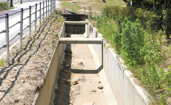 자전거도로 쪽만 안전펜스가 설치된 도청대로 예산군 삽교읍 신리구간 대형 수로.