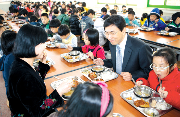안희정 지사가 학교 무상급식 실태 파악을 위해 지난 2011년 3월 22일 천안 신계초등학교를 방문했다.