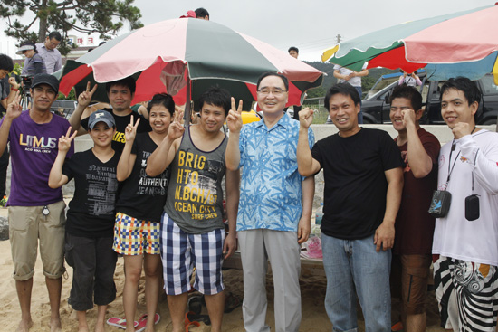정 총리는 필리핀에서 왔다는 관광객들과도 추억을 남겼다. 