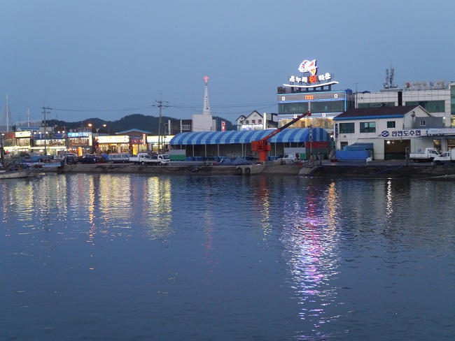 초저녁 바닷물과 불빛과 항포구가 어우러진 백사장항
